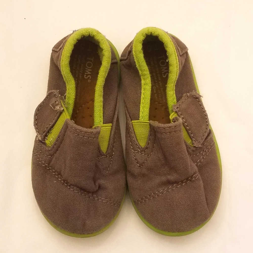 🏷TOMS Slip On Shoes
